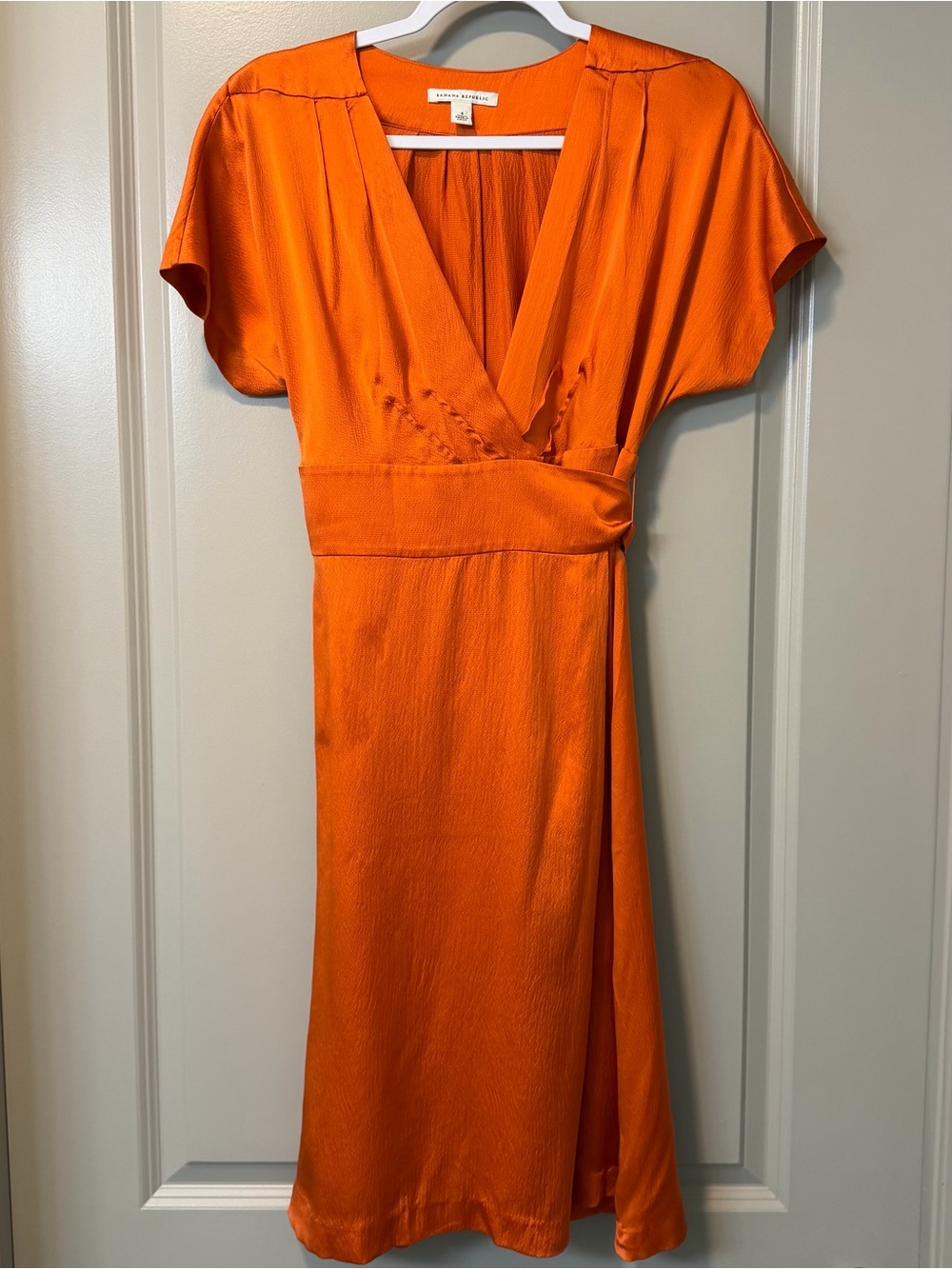 Banana Republic 100% Silk Orange V-Neck Midi Wrap Dress Size 4 Wedding Guest